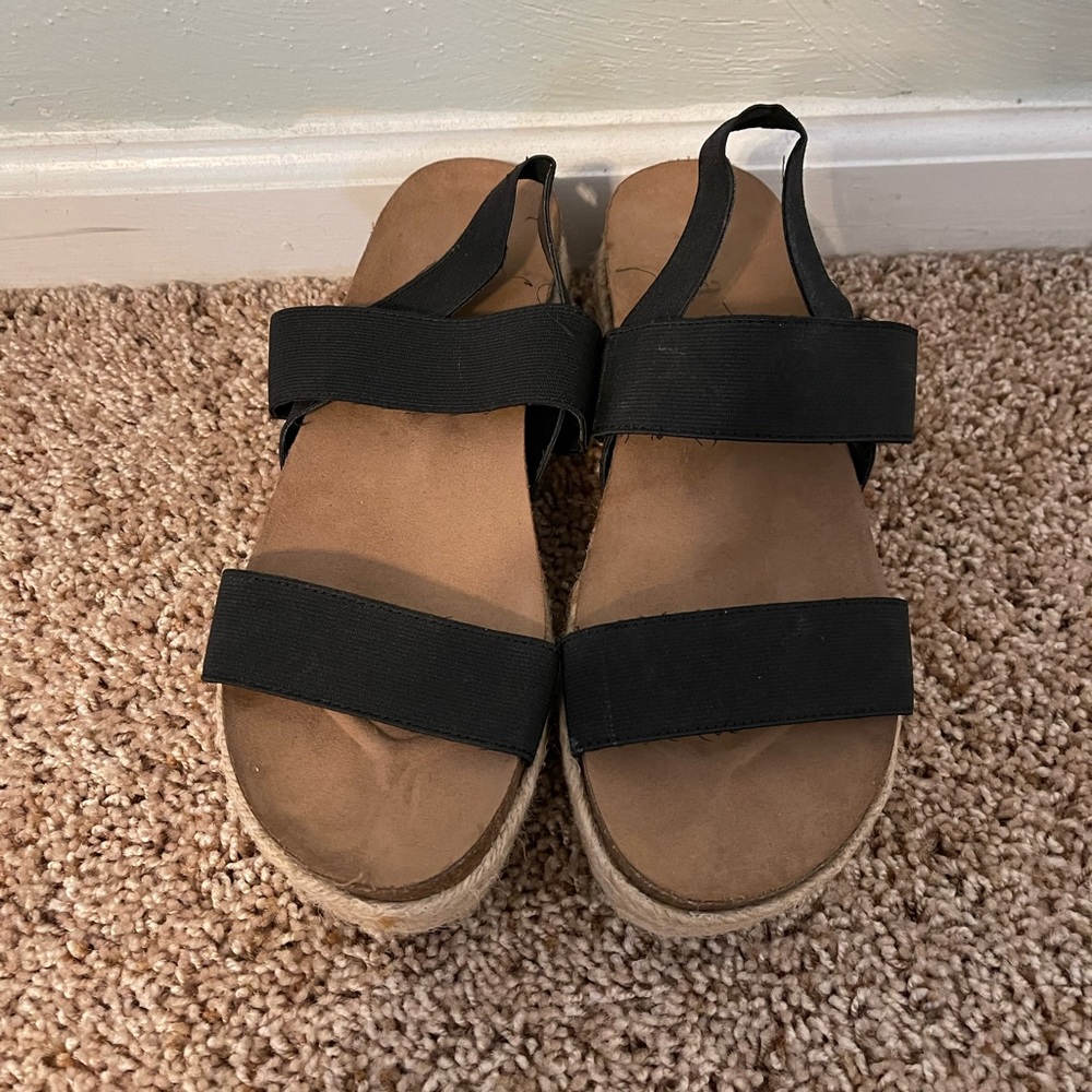 Straps platform sandals